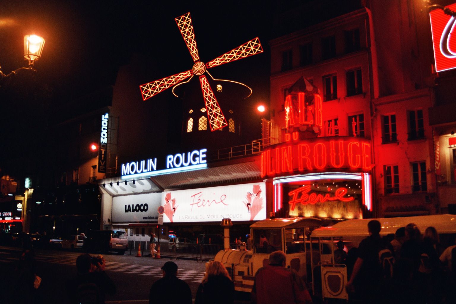 Moulin_Rouge_bei_Nacht.jpg