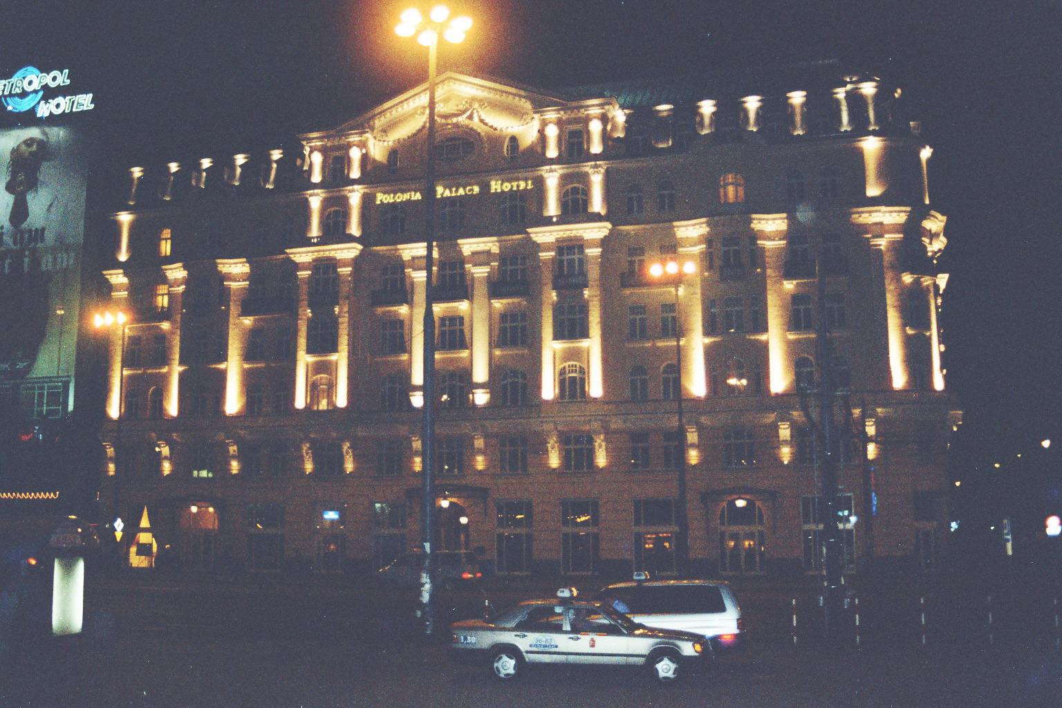 Warschau: Polonia Palace Hotel bei Nacht